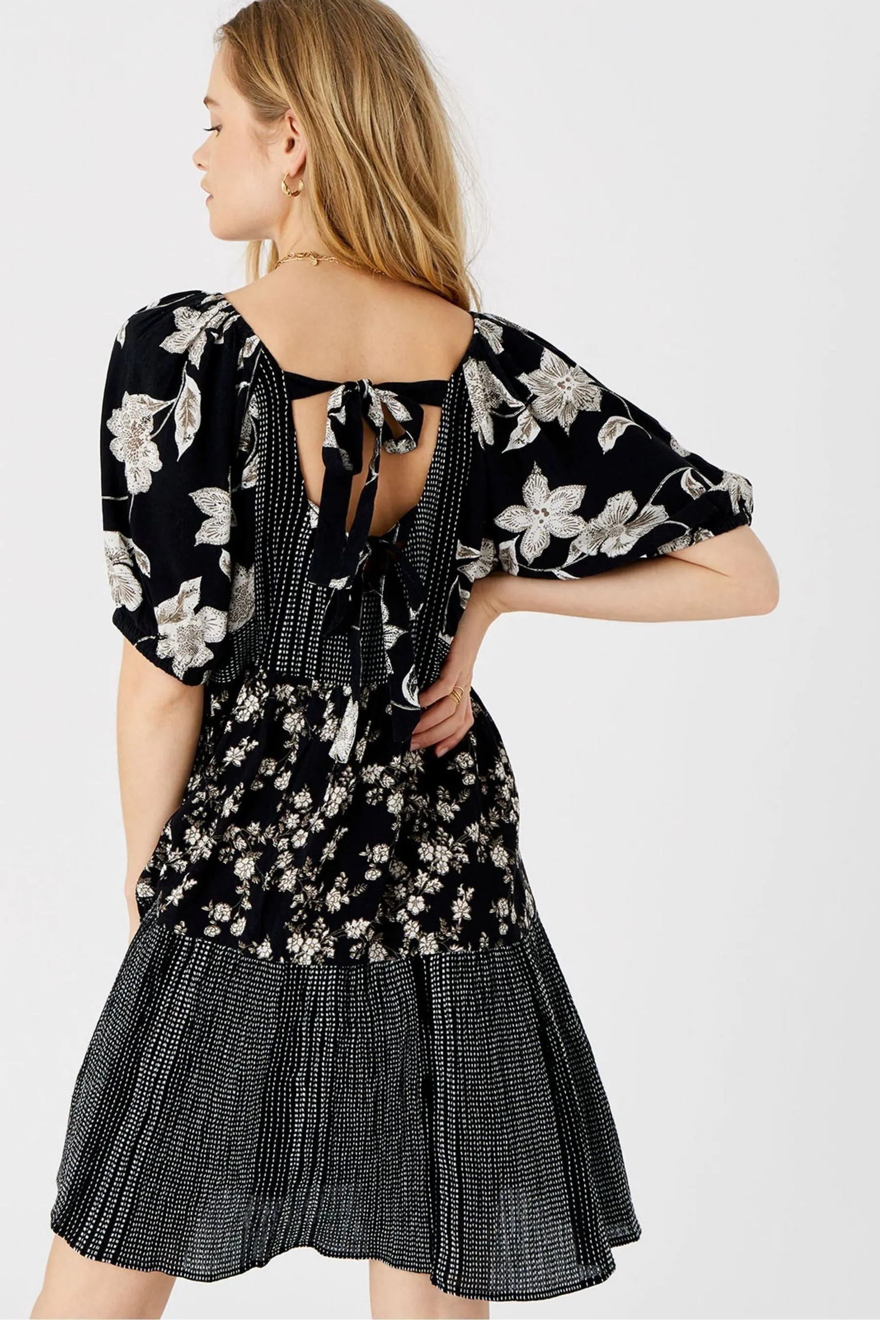 Abito Accessorize Floreale con maniche a sbuffo