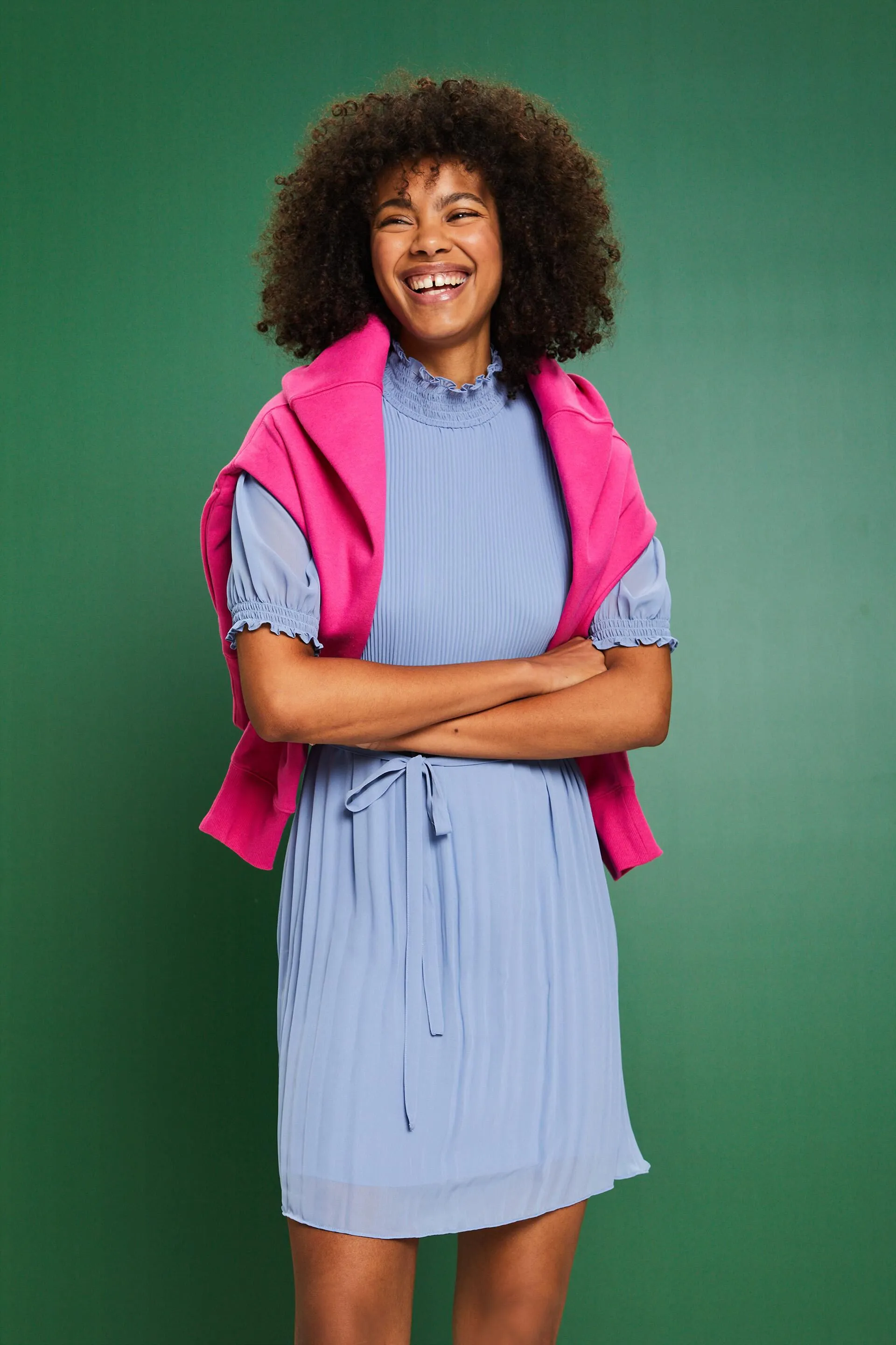 Abito mini in chiffon plissettato con collo a lupetto