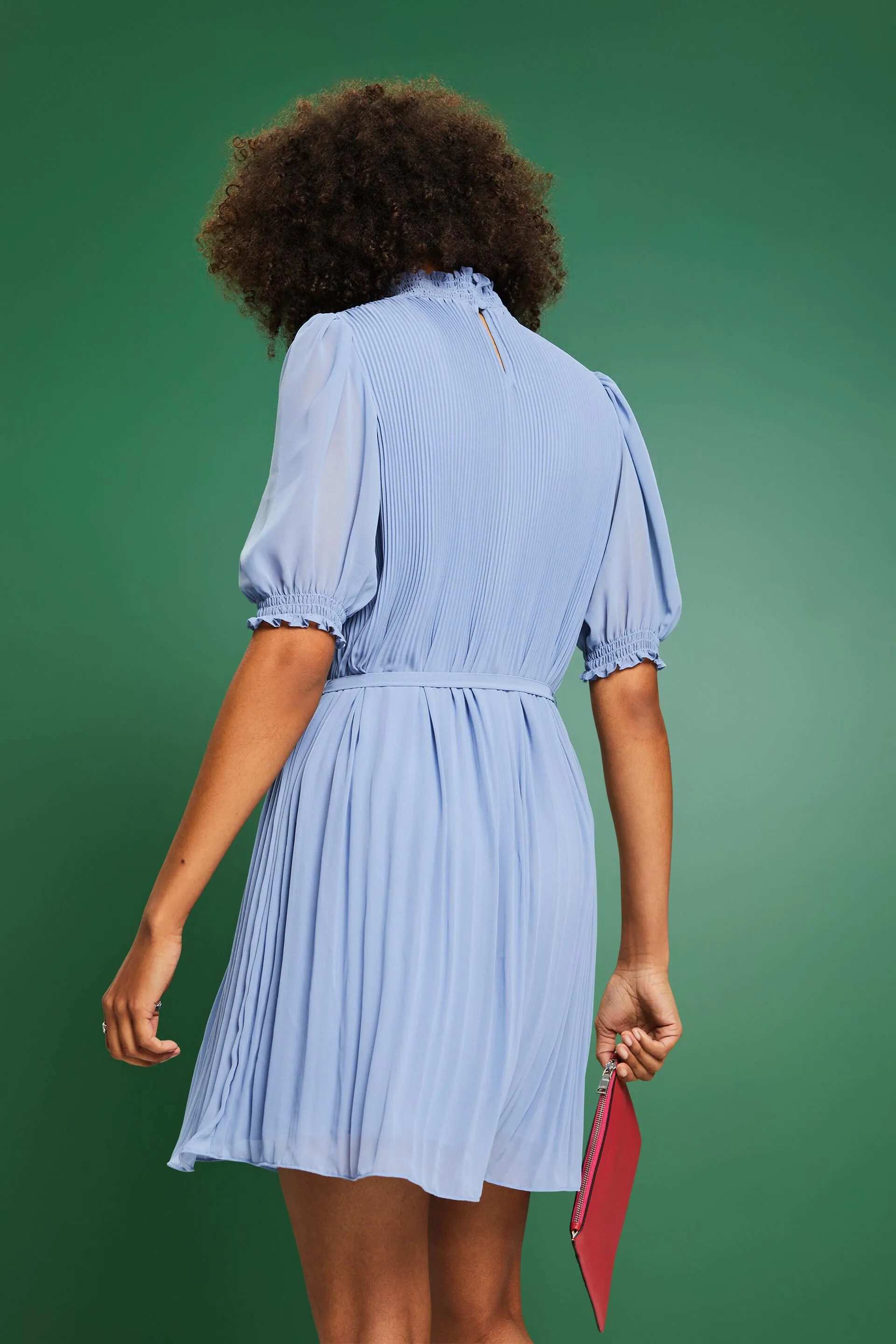 Abito mini in chiffon plissettato con collo a lupetto