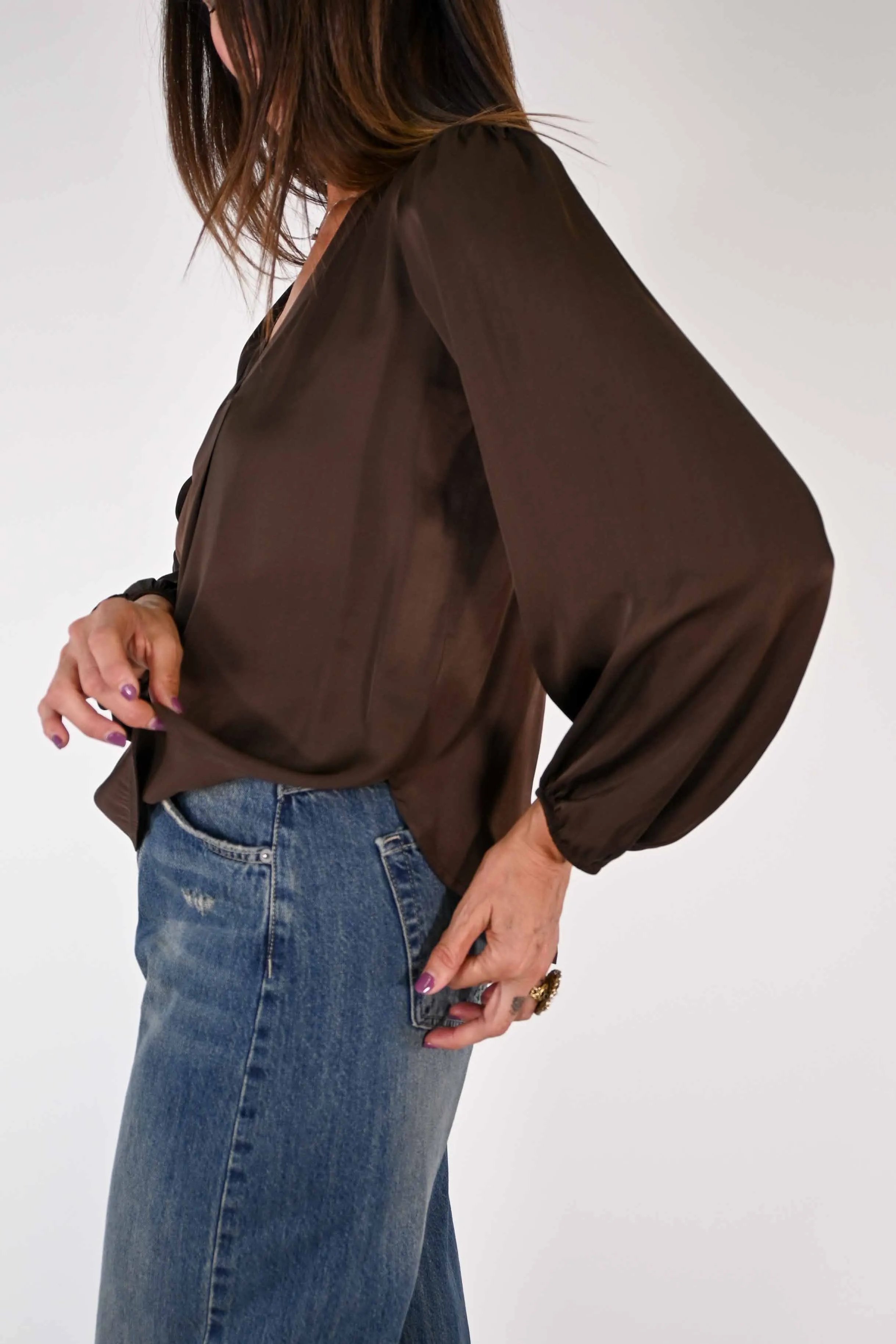 BLUSA SCOLLO V IN RASO DI VISCOSA COLOR MORO
