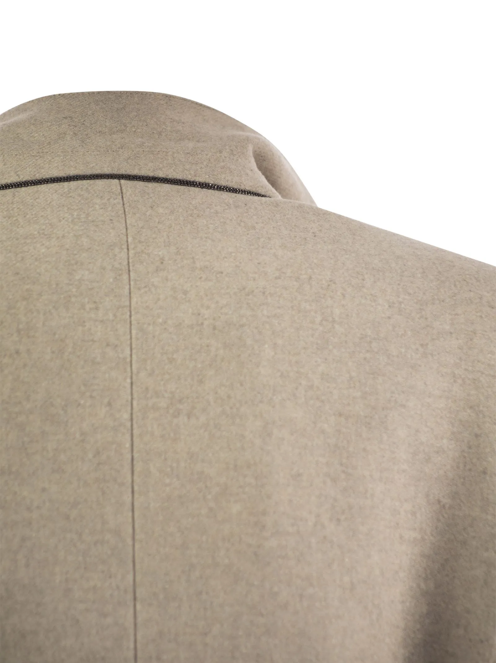 Cappotto in panno leggero di lana con monile