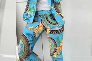 Completo blazer e pantaloni eleganti con stampa Estrena, azzurro/stampa