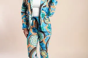 Completo blazer e pantaloni eleganti con stampa Estrena, azzurro/stampa