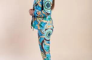 Completo blazer e pantaloni eleganti con stampa Estrena, azzurro/stampa