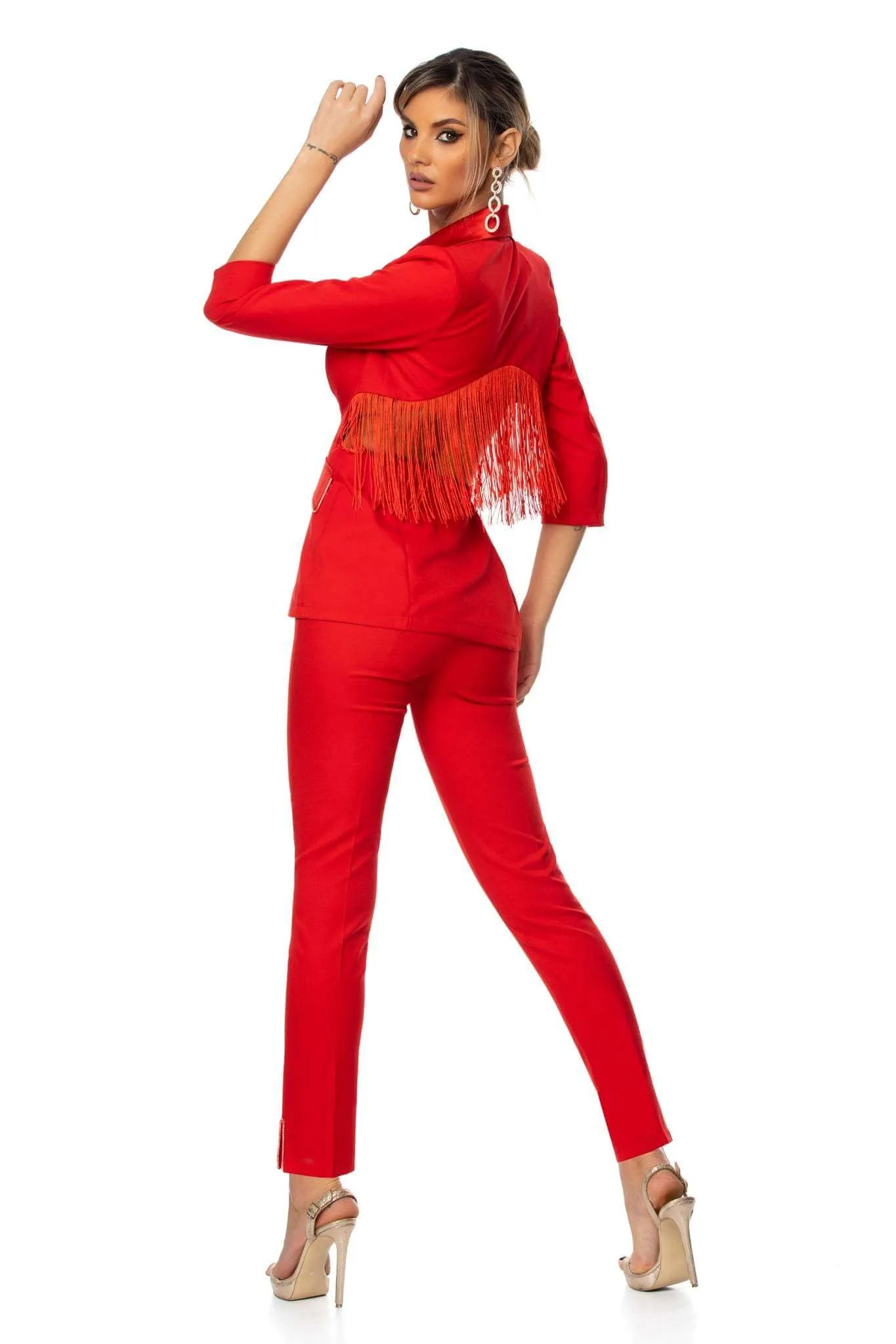 Completo tailleur rosso Bby giacca con revers e patine in raso accessoriata con strass e frange
