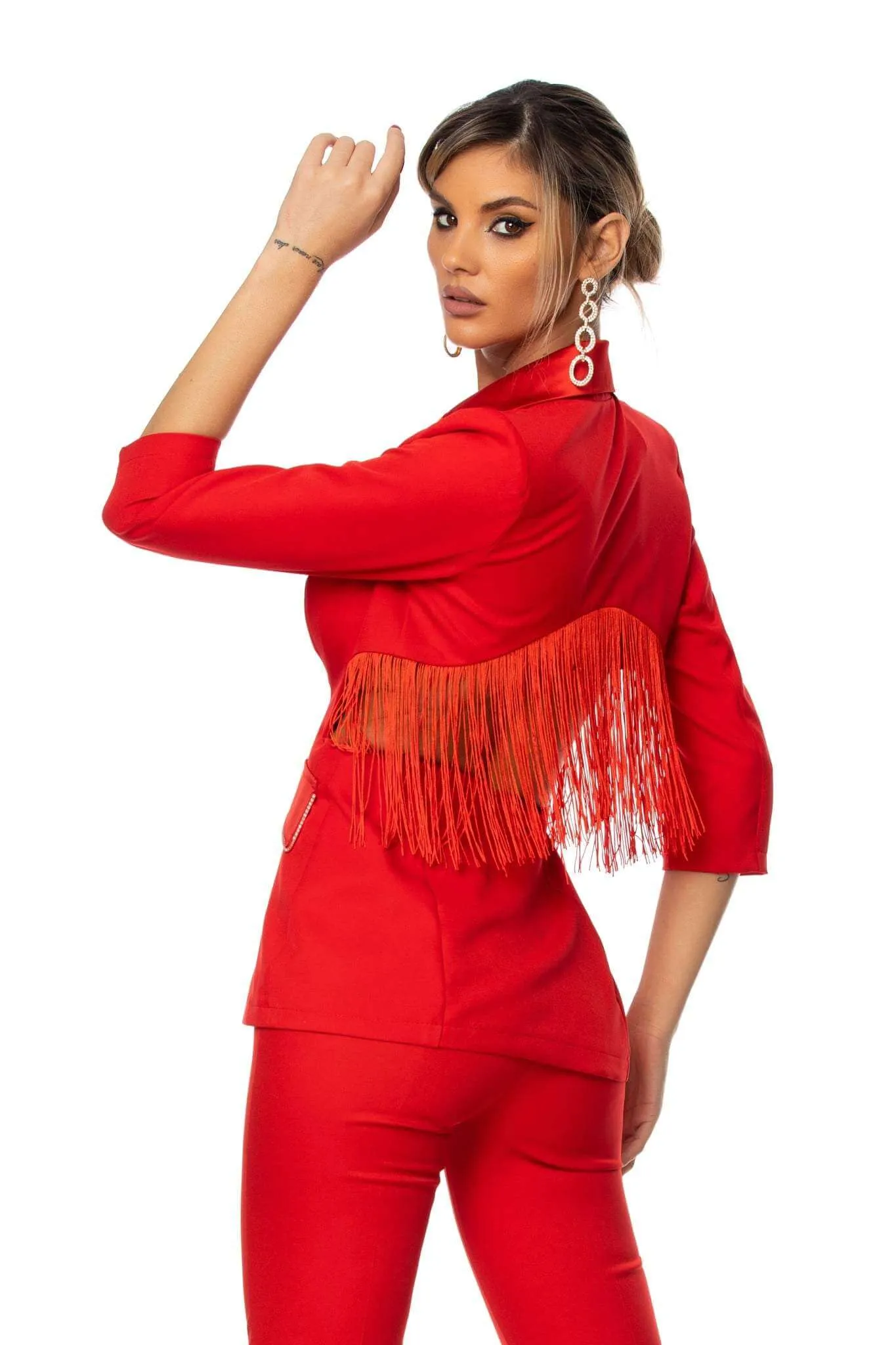 Completo tailleur rosso Bby giacca con revers e patine in raso accessoriata con strass e frange