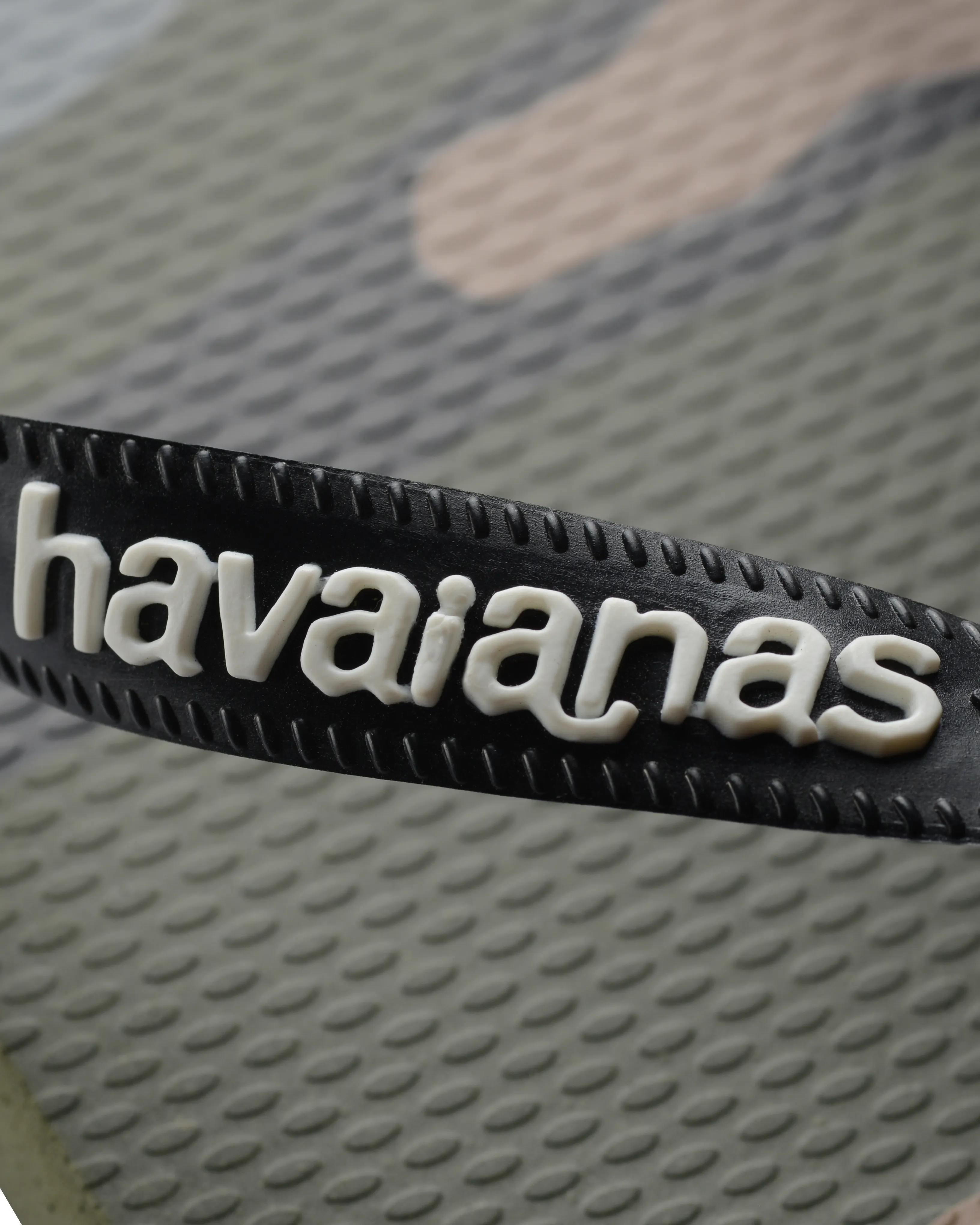 Havaianas Top Camu in fantasia mimetica con fascetta nera e logo bianco