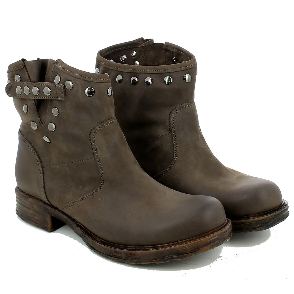 L'Angolo  Biker in Nabuk Marrone con Borchie 