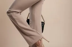 Pantalone lungo elegante con gamba dritta, cammello