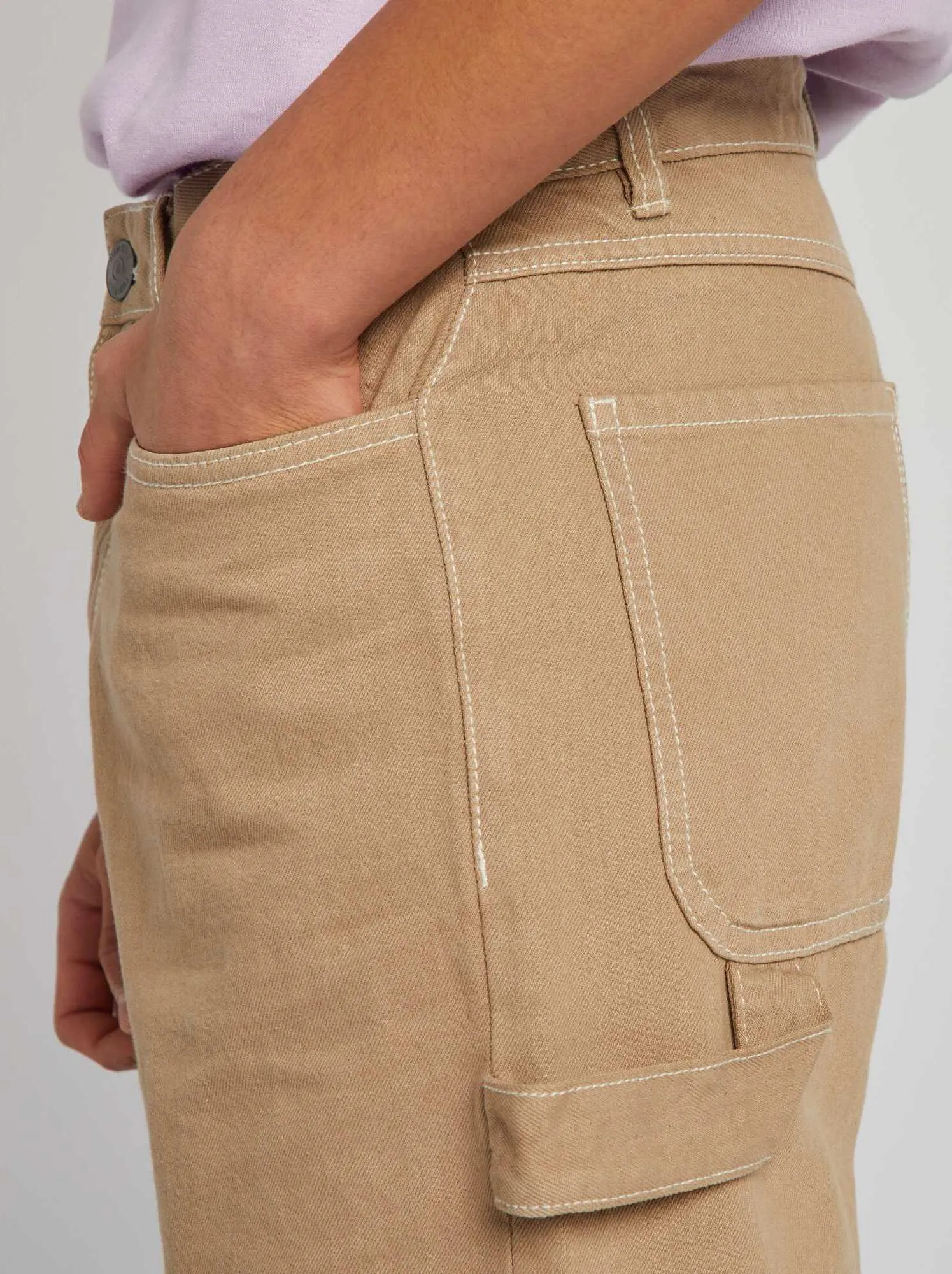 Pantaloni cargo con impunture a contrasto - BEIGE
