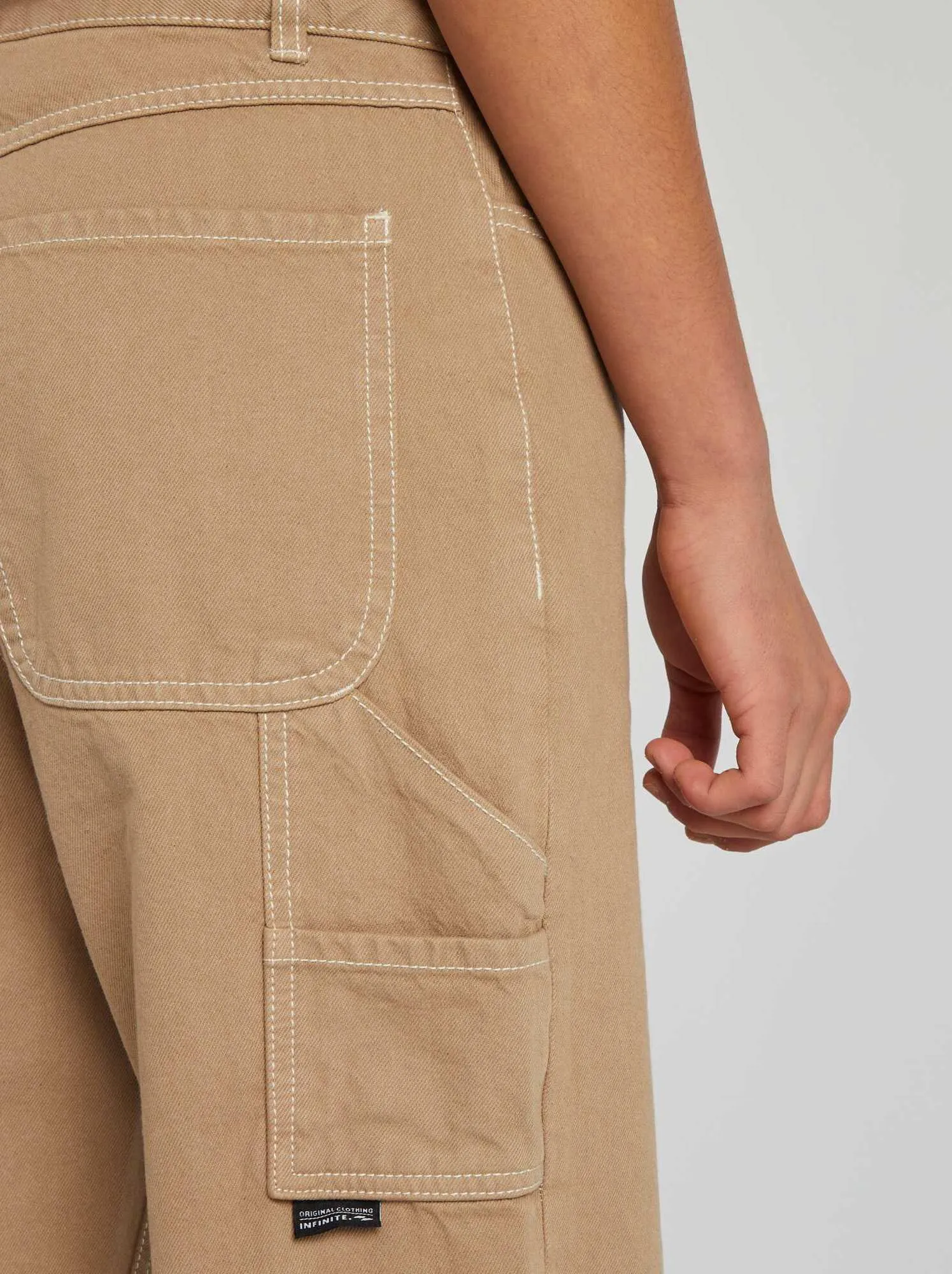 Pantaloni cargo con impunture a contrasto - BEIGE