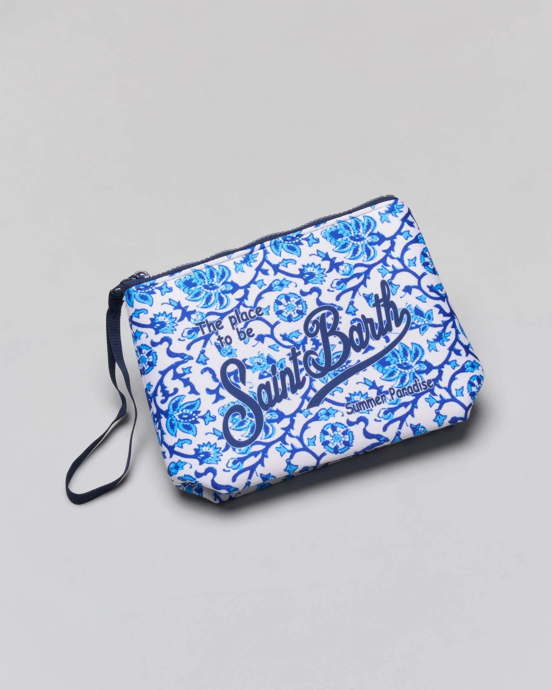 Pochette Aline bianca a motivo floreale blu China in tessuto scuba con scritta logo stampata