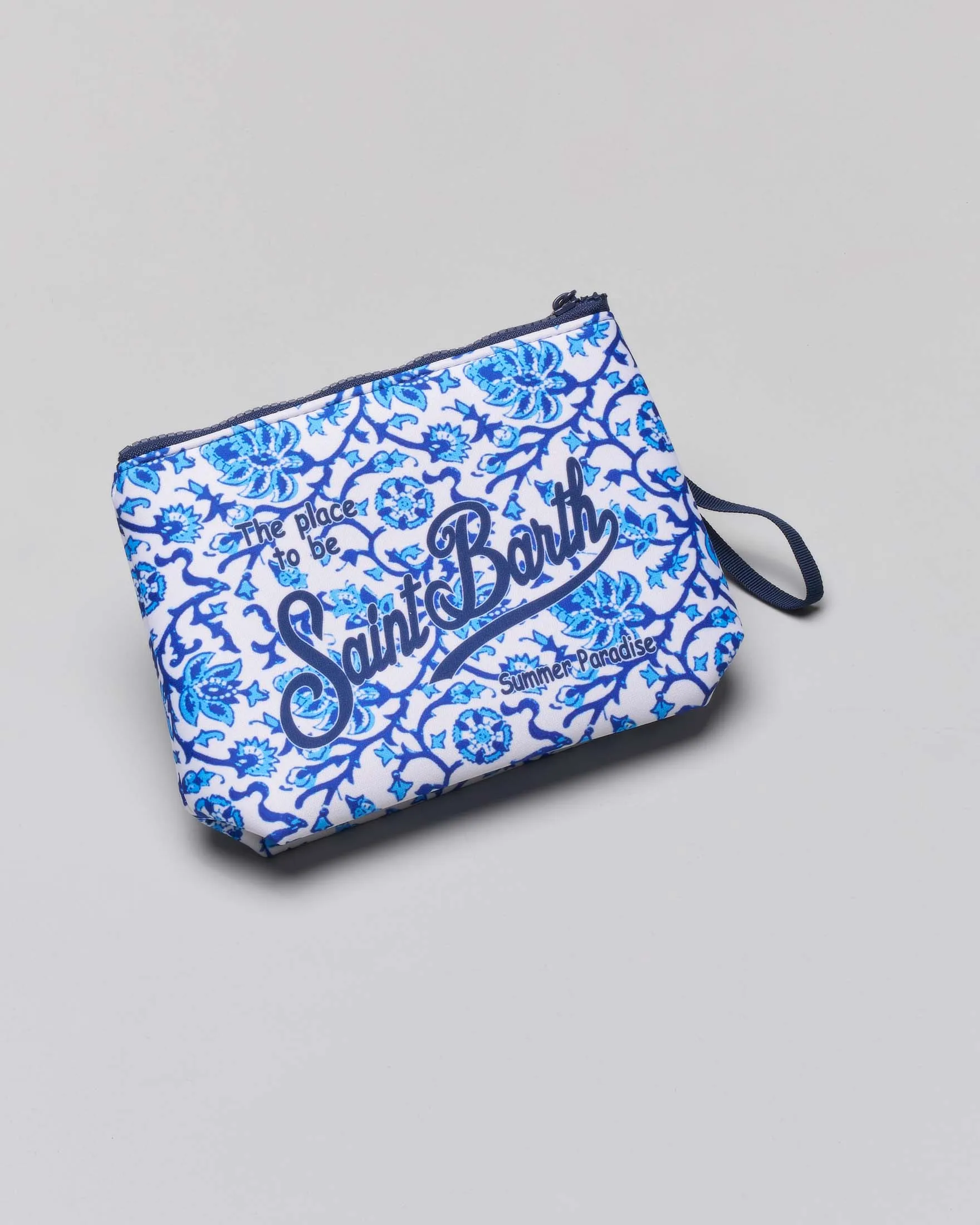 Pochette Aline bianca a motivo floreale blu China in tessuto scuba con scritta logo stampata