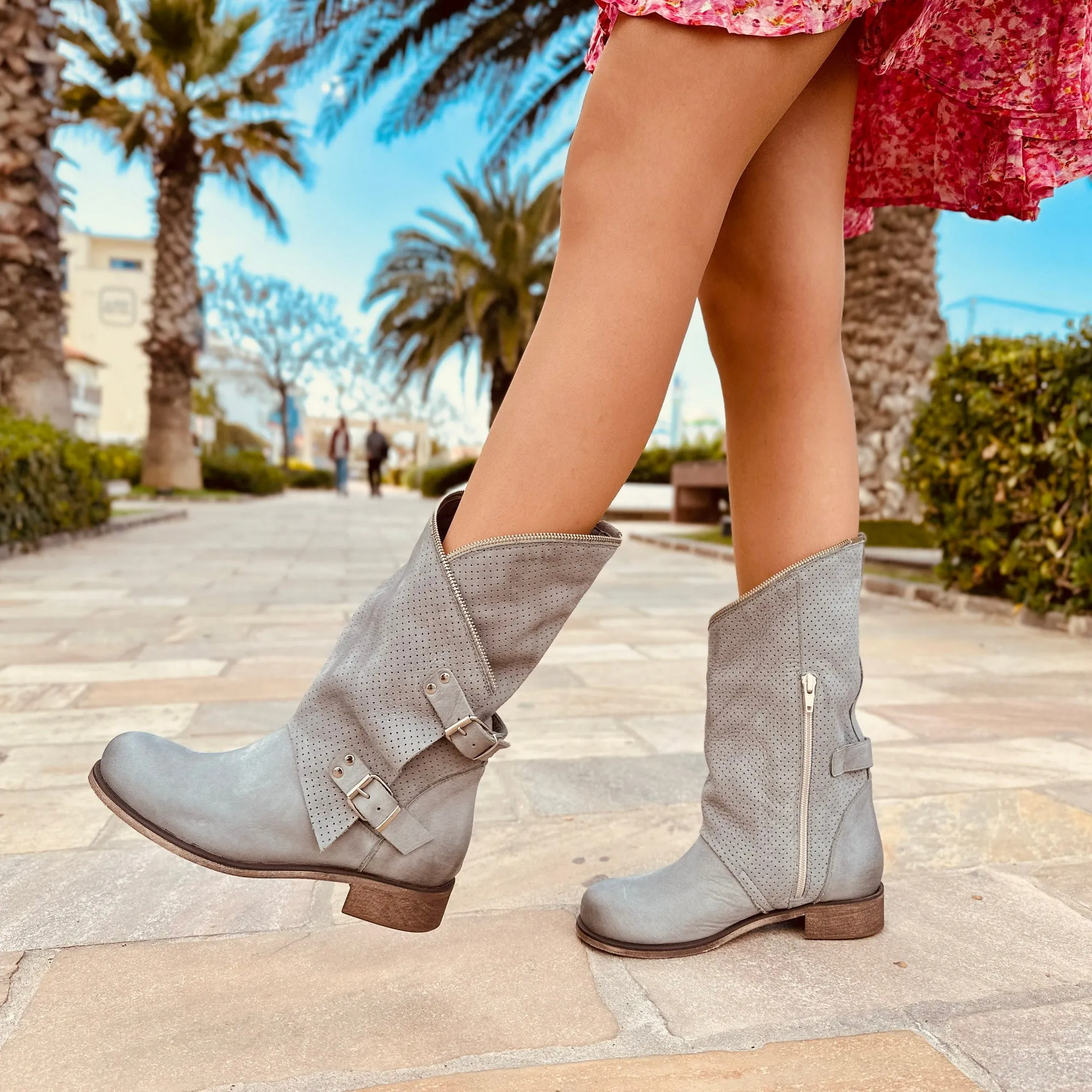 Stivali Donna Grigio Perla Traforati Biker con Fibbie in Pelle Nabuk